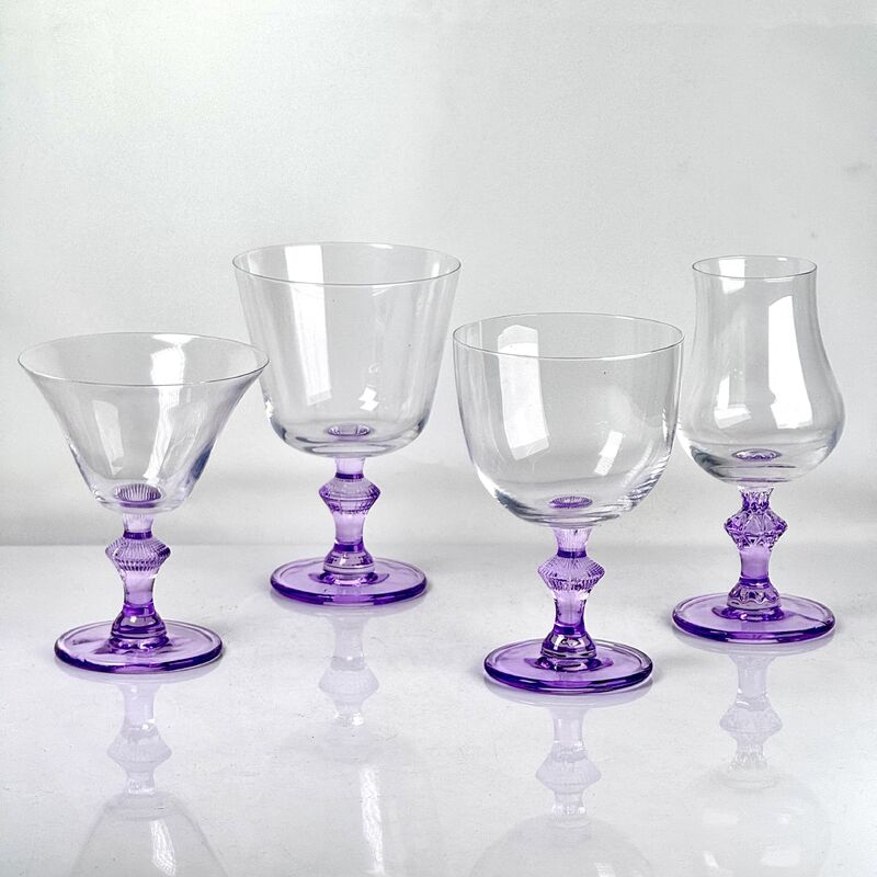 품질 4‑Pack Vintage Purple Stem Wine Glasses, Assorted Shapes Clear Cup with Decorative Purple Stem, Handblown Glass Goblets for Wedding Party Home Tabletop Decoration 공장