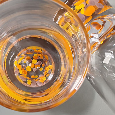 품질 핸드메이드 현대 디자인 다채로운 칵테일 음주 글래스 사용자 지정 콘페티 음료 하이볼 글래스 공장