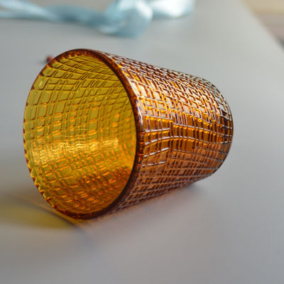 품질 엠브로스 된 린 패턴 고형 앰버 유리 차 라이트 홀더 공장