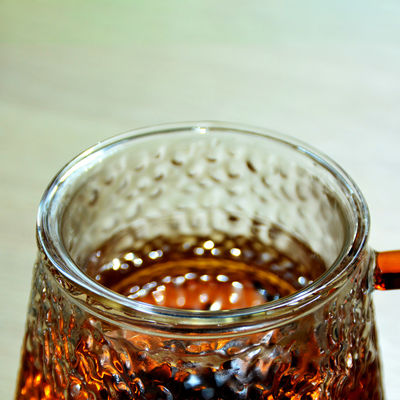 품질 엠보 무늬 높은 붕규산염 글래스티 잔 체조 선수와 손으로 만드는 글라스 차 머그가 글라스를 마십니다 공장