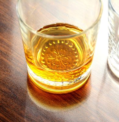 품질 소매 간결 한 텀블러 음료 잔 사용자 지정 엠보스 된 꽃 패턴 두 배 오래된 패션 유리 컵 공장