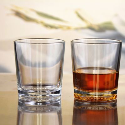 품질 소매 간결 한 텀블러 음료 잔 사용자 지정 엠보스 된 꽃 패턴 두 배 오래된 패션 유리 컵 공장