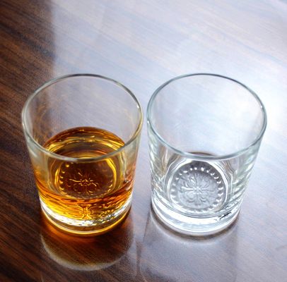 품질 소매 간결 한 텀블러 음료 잔 사용자 지정 엠보스 된 꽃 패턴 두 배 오래된 패션 유리 컵 공장